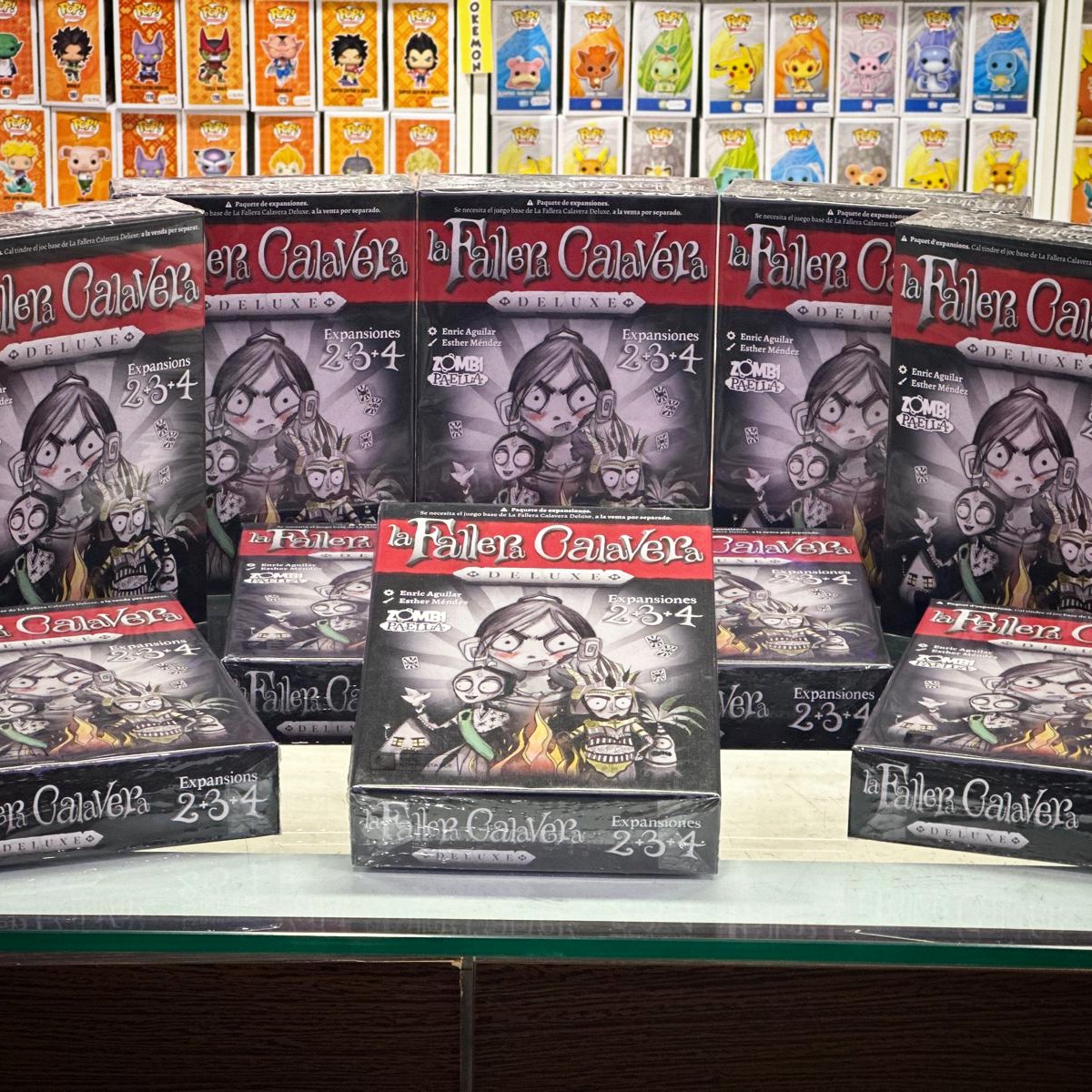 Llegan las expansiones de la Fallera Calavera al formato Deluxe, para que puedas ampliar el juego base, con cosas tan interesantes como el chorizo a la hora de hacer tu #paella 

#falleracalavera #juegodecartas #juegosdemesa