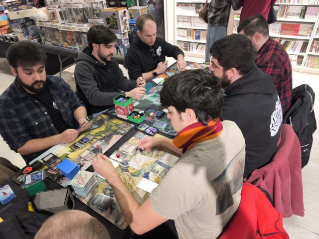 La pasada semana tuvimos el ultimo torneo de #commander duel del año
Un tipo de juego donde se pueden ver barajas realmente raras y diferentes sin dejar de ser divertidas entre los jugadores con los que te puedes encontrar