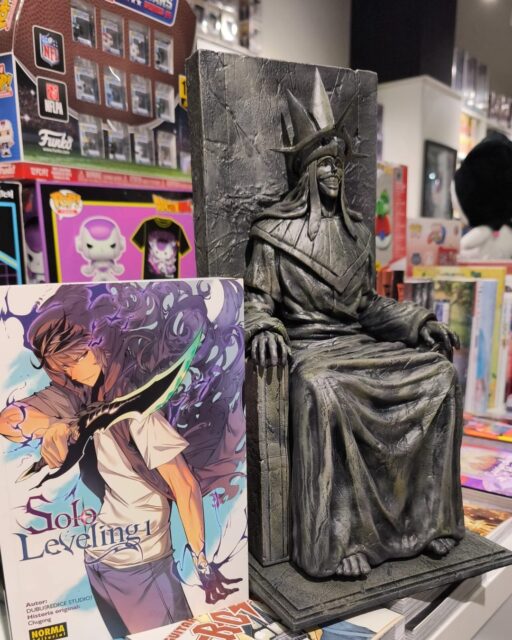 Un nuevo #vigilante llega a nuestras vitrinas y estanterías 
La #estatua de Dios de #sololeveling podrá acompañarte y despertar todo tu poder