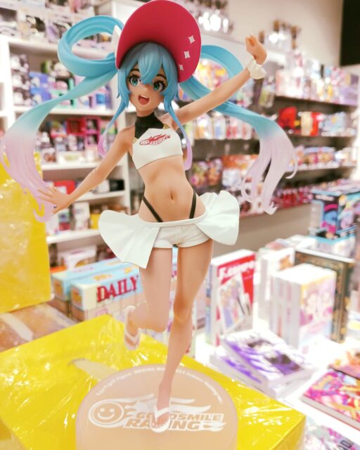 Hatsune #miku viene totalmente preparada para el Gt Racing.
No dejes pasar esta figura que llenará de vida, #alegria y dinamismo tus estanterias

👉 https://cartooncorp.es/otros-animes-y-mangas/46790-hatsune-miku-summer-holiday-gt-project-trio-try-it-racing.html