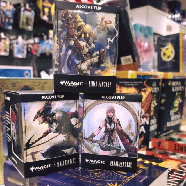 Dale un toque especial a tus barajas con estas cajas guardamazos con los diseños de Magic de Final Fantasy
con 3 diseños para puedas tener diferenciados todas las barajas