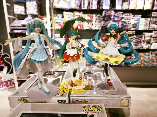 Hatsune #miku llega totalmente dispuesta a crear un nuevo espectáculo lleno de diversión
Tres nuevas figuras donde muestra su mejor versión cargada de detalles ideales para coleccionar y ponerla en tus estanterías

Pasate por nuestra web cartooncorp.es o por nuestra tienda en Guillem de castro 53
