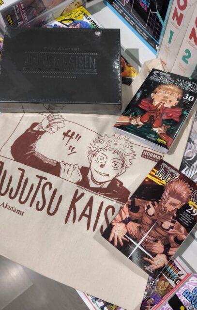 Consigue esta fantástica bolsa de tela con Jujutsu Kaisen, no te pierdas el final y ver que pasa con Itadori, Sukuna...... tanto en su edición especial como la edición regular

Pásate por nuestra web cartooncorp.es o por la tienda en Guillem de castro 53
