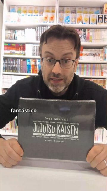 Llega el cierre del #manga jujutsu kaisen de @normaedmanga con los dos tomos en edición normal o en edición especial con postales poster y un sujeta libros de los que encima si te pasas por cartoon corp tú si haces tu pedido online te llevarás una fantástica bolsa de regalo