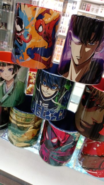 Llegan #novedades de #tazas 
muchisimos diseños nuevos de #batman #ironman #boticaria #frieren #bluelock 

Pasate por nuestra tienda en Guillem de castro 53 y empieza a beber con estilo