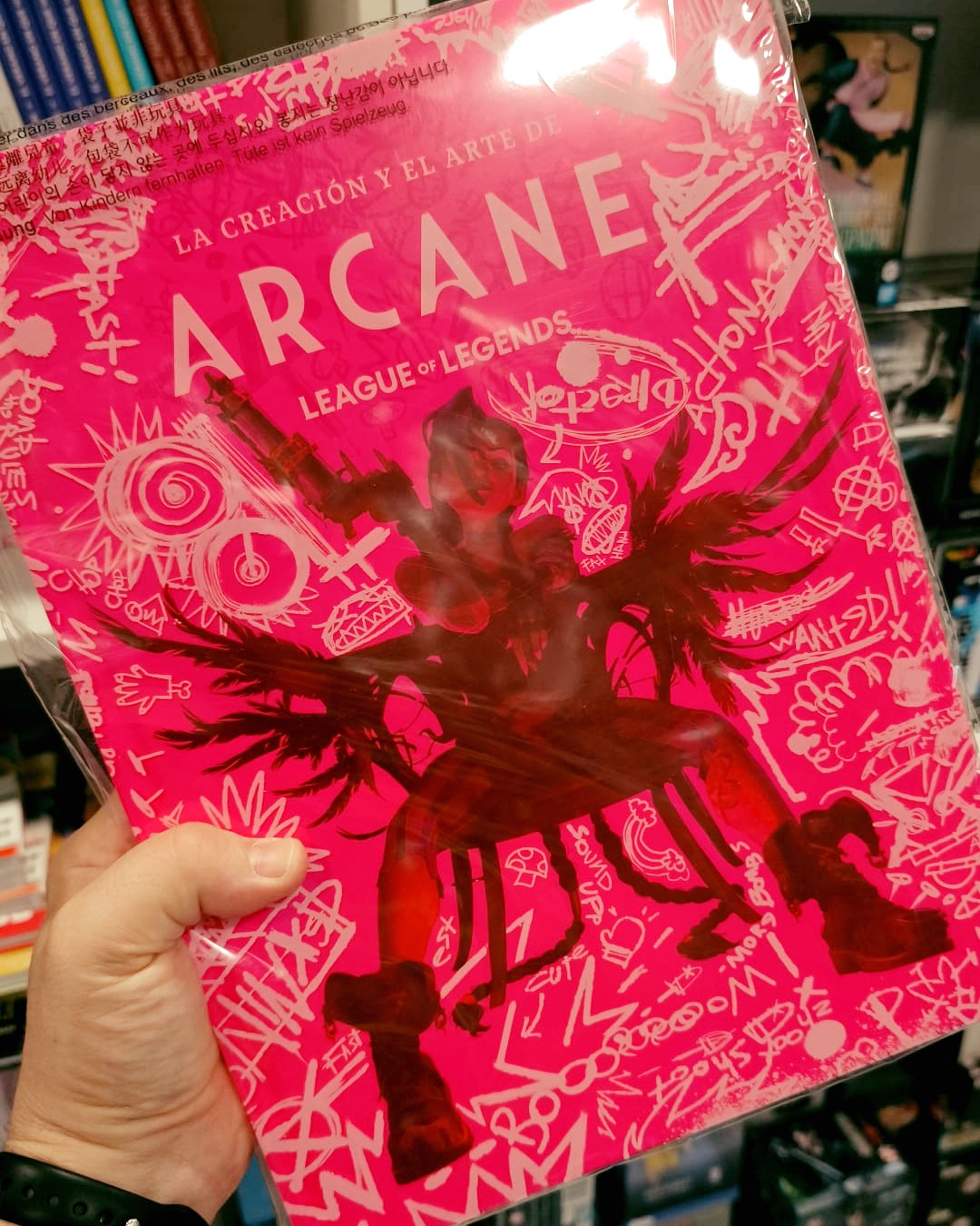Regresa el libro de arte de #arcane uno de los Tops ventas vasado en el video juego de League of Legends #lol 
Perece la pena ver cada una de sus paginas

Pasate por el por la tienda en Guillem de Castro o por nuestra Web cartooncorp.es