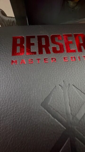 El tesoro de todo fan de Berserk #berserk #manga #unboxing 

Unboxing de la espectacular Berserk Master Edition: detalles de lujo.

Analizamos la calidad de esta nueva edición, desde su portada con letras rojas hasta la encuadernación premium. Si eres fan de Kentaro Miura, aquí verás si vale la pena añadirla a tu estantería.

Comenta qué te parece esta edición comparada con las anteriores.

👉 https://cartooncorp.net/busqueda?controller=search&s=berserk+master

#short #unbox